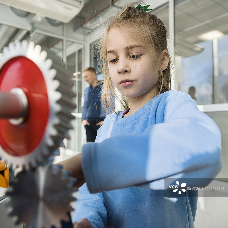 在科学馆探索机械的小女孩图片素材