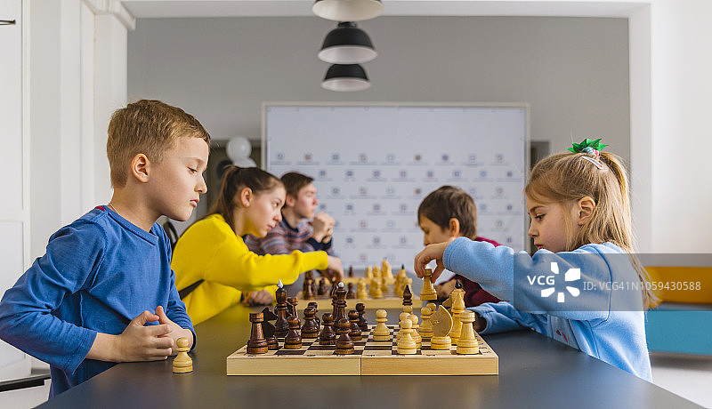 不同年龄段的儿童在国际象棋俱乐部参加比赛图片素材