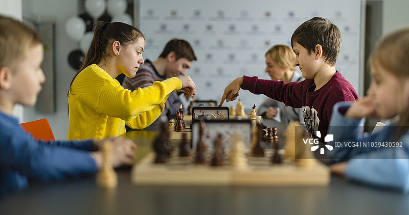 不同年龄段的儿童在国际象棋俱乐部参加比赛图片素材