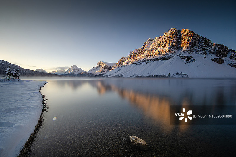 加拿大班夫弓湖冬季雪山碧湖日出图片素材