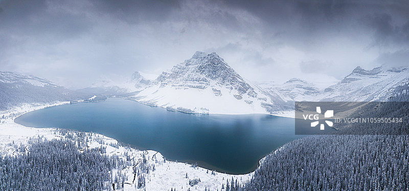 加拿大阿尔伯塔省班夫国家公园弓湖冬日山湖风光图片素材