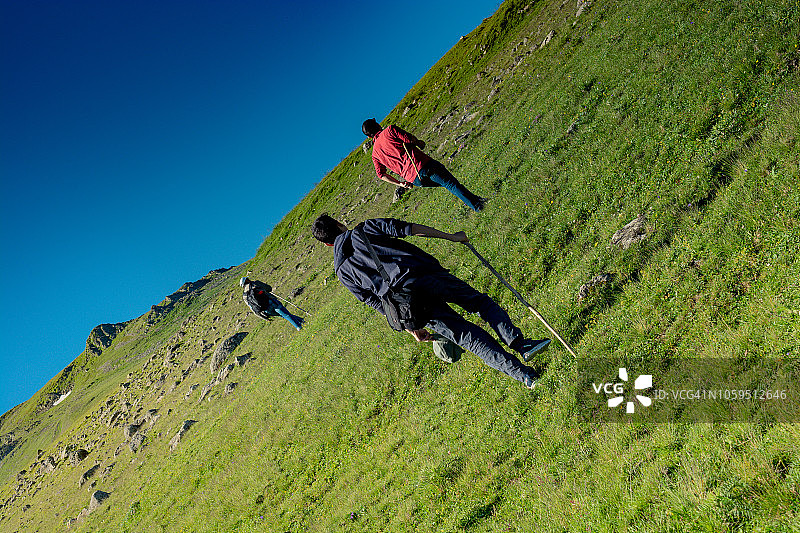 徒步旅行者在阿尔特温高地徒步图片素材
