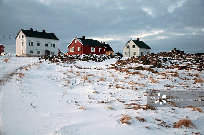 挪威北部加姆维克的住宅楼和冬季景观图片素材