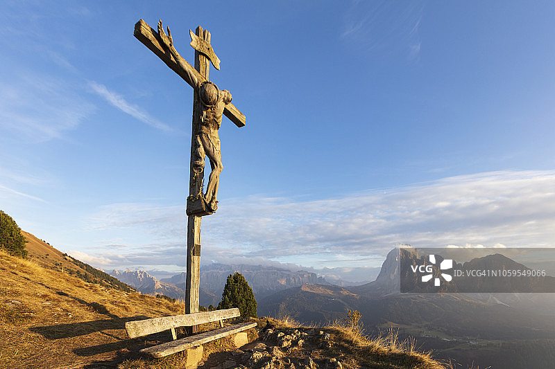 山丘上的木制耶稣受难像图片素材