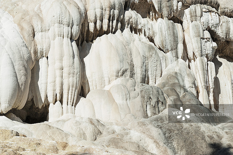 意大利托斯卡纳巴尼圣菲利波瀑布上的碳酸钙沉积物图片素材