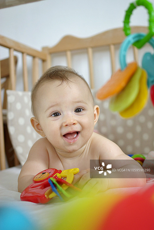 玩拨浪鼓的婴儿图片素材