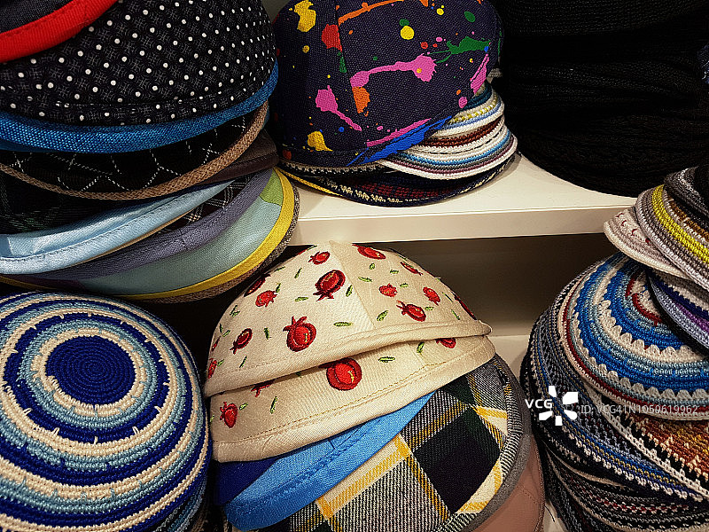 各种彩色小圆帽和石榴图案装饰帽图片素材