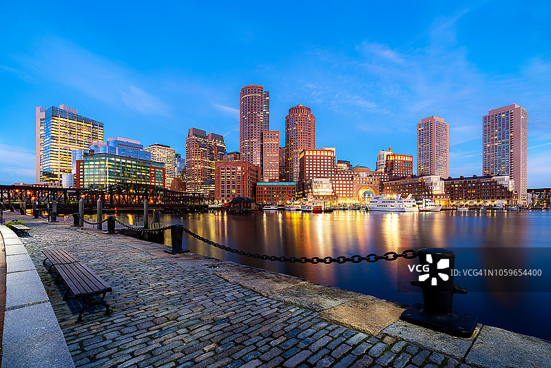 美国马萨诸塞州波士顿港和金融区夜景图片素材