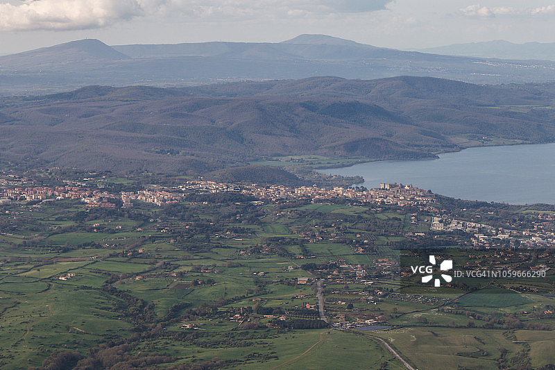 意大利拉齐奥地区布拉恰诺镇及其湖泊的航拍图片素材