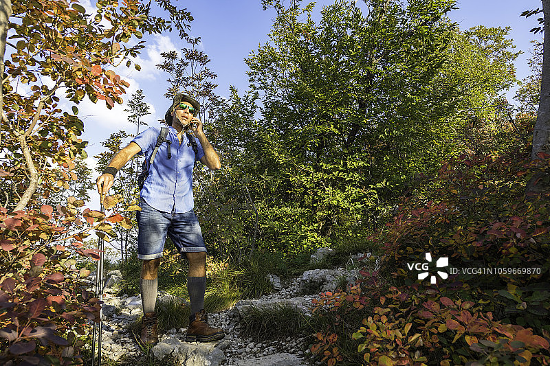 男人在斯洛文尼亚朱利安阿尔卑斯山秋日黎明徒步旅行图片素材