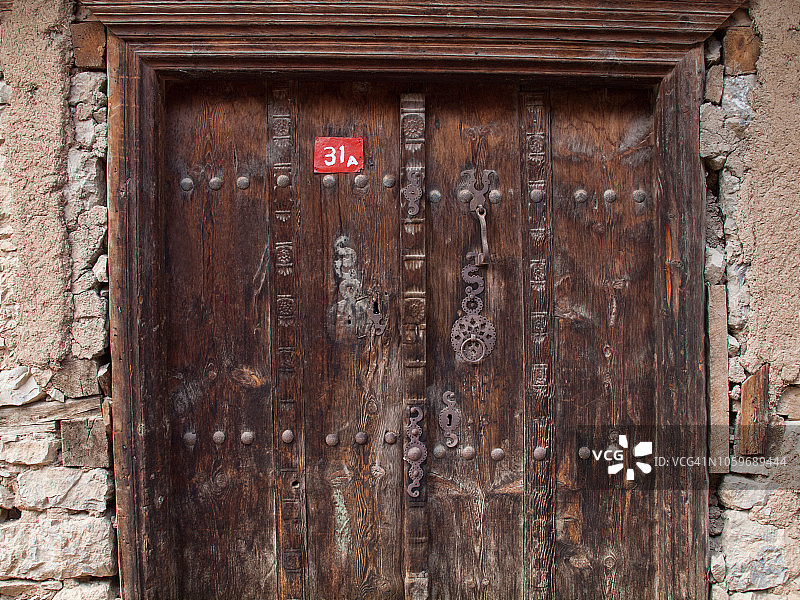 奥斯曼时代的传统老房子的木门，位于土耳其埃尔津詹省凯马利耶图片素材
