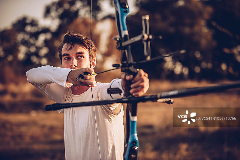 独自在户外训练的弓箭手图片素材