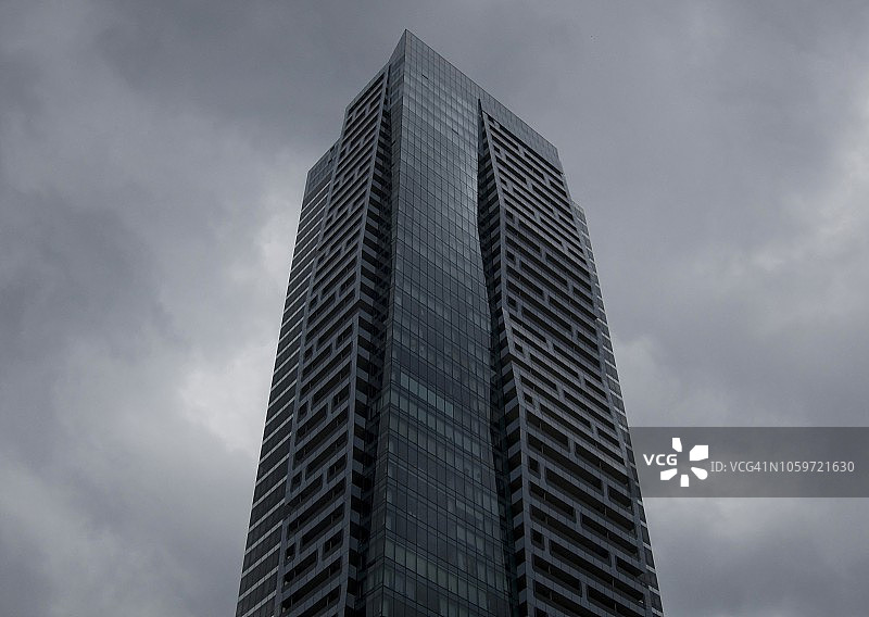 仰望高耸的住宅摩天大楼图片素材
