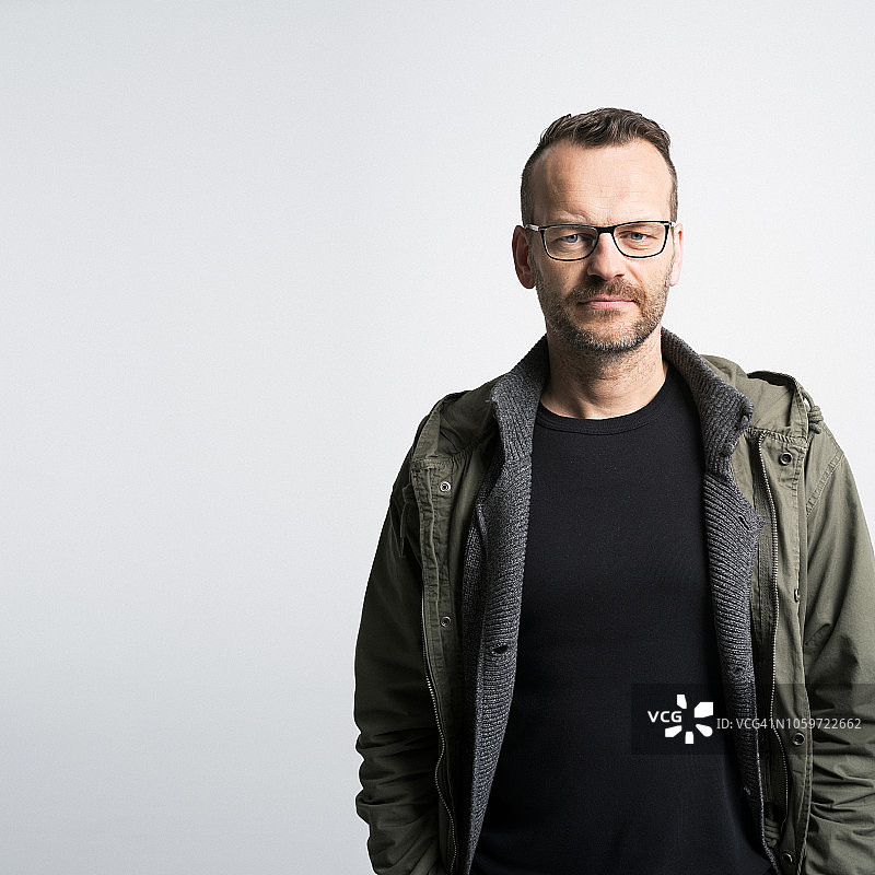 自信的中年男人在工作室摆姿势图片素材