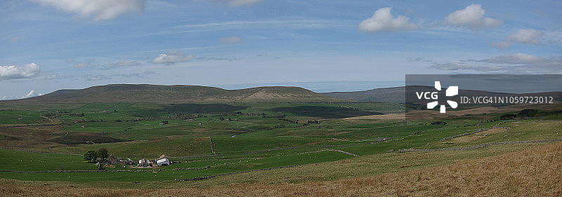 丘陵之间山谷中的农田图片素材
