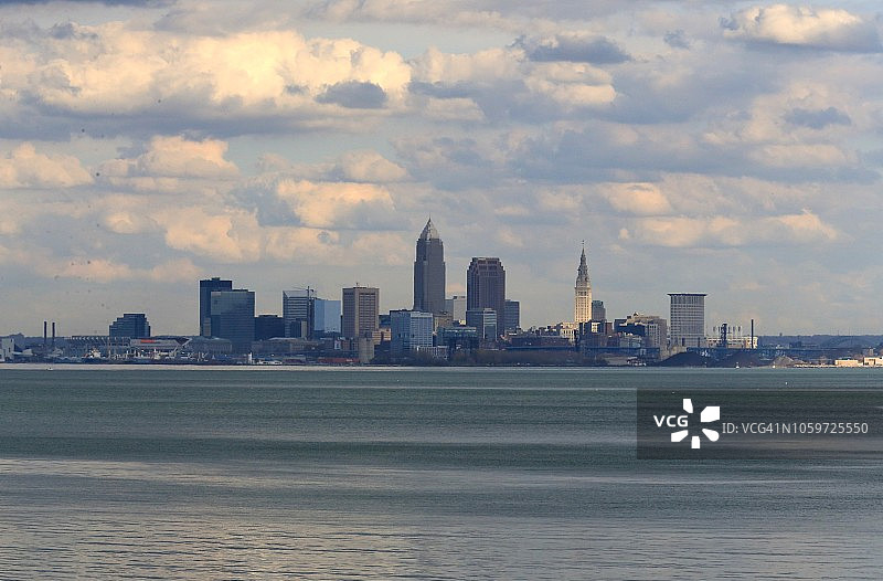 伊利湖上的克利夫兰天际线图片素材