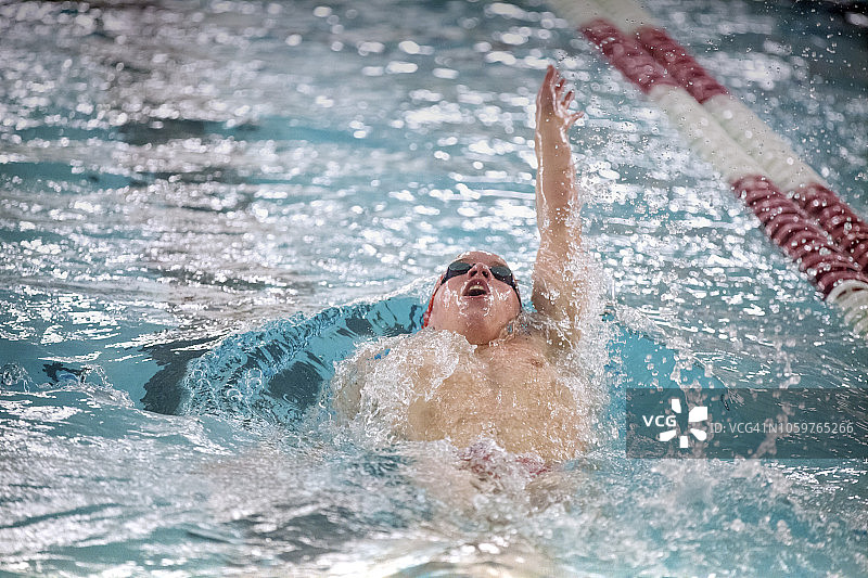 年轻男人为学校运动队仰泳图片素材
