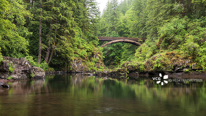 刘易斯河上的桥梁图片素材