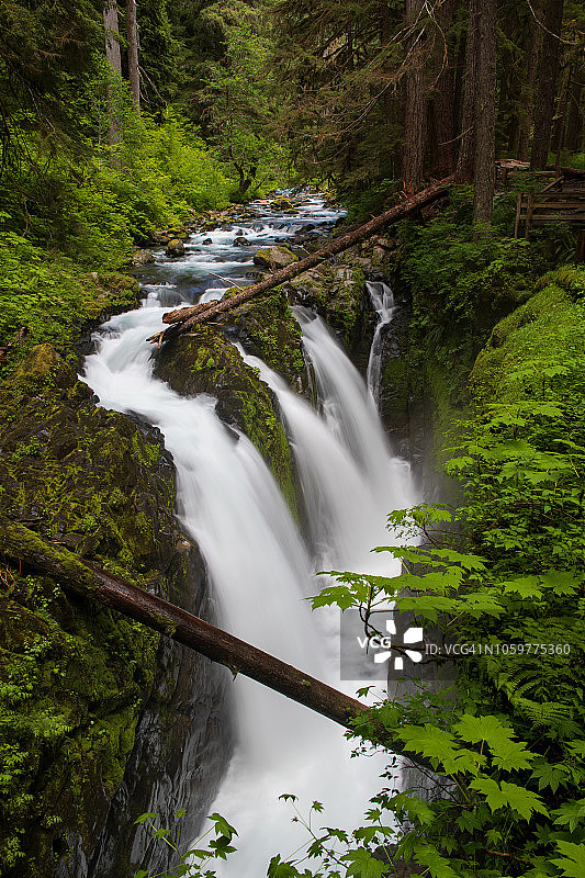索尔达克瀑布与索尔达克雨林图片素材