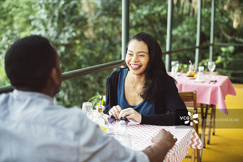 情侣坐在餐厅的户外露台上图片素材
