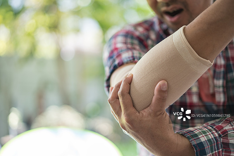 受伤的手臂疼痛，办公室综合症，健康护理概念图片素材