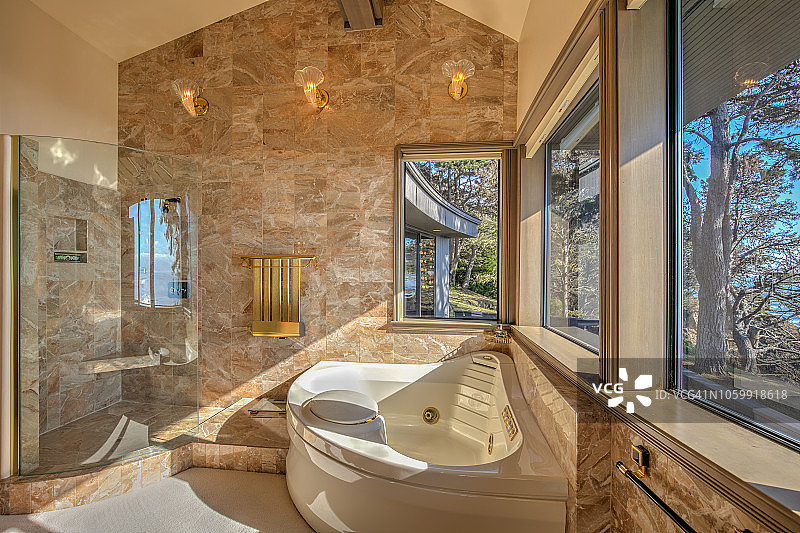 加州北部海边的现代豪华浴缸图片素材