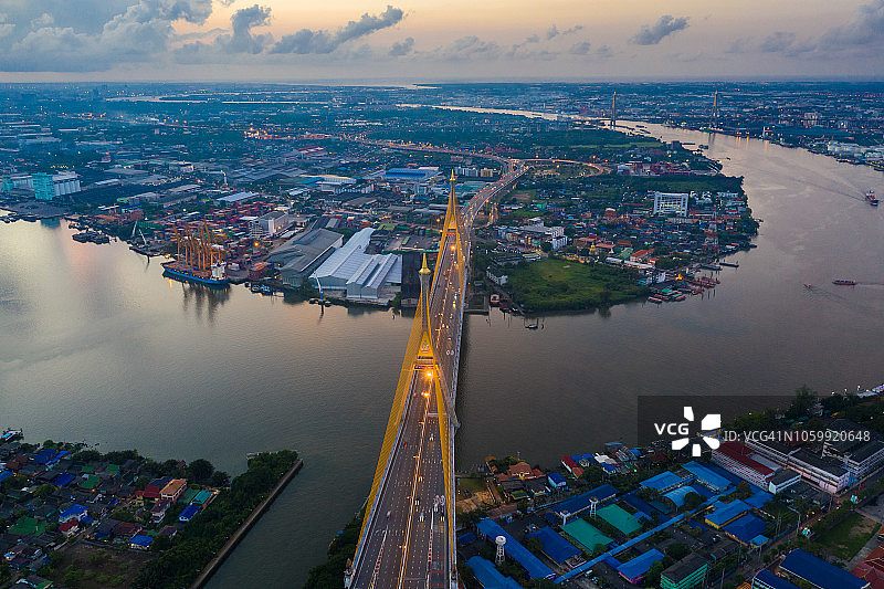 夜空下的泰国普密蓬大桥和湄南河图片素材