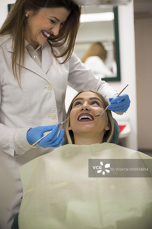 在牙医诊所看镜头的微笑美女图片素材