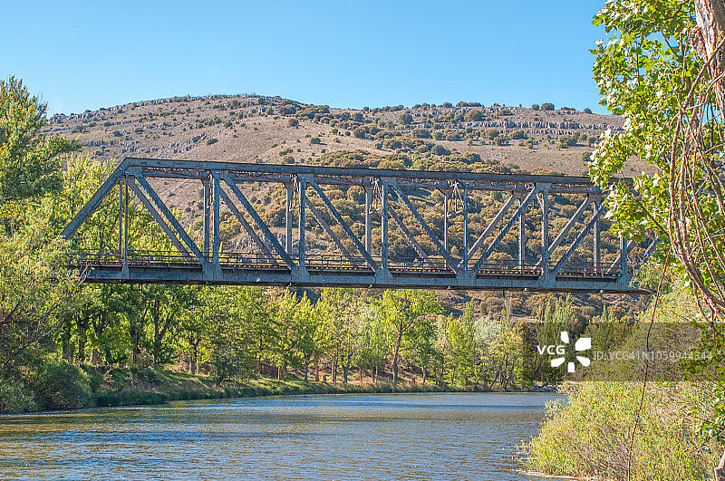 废弃的铁路桥图片素材
