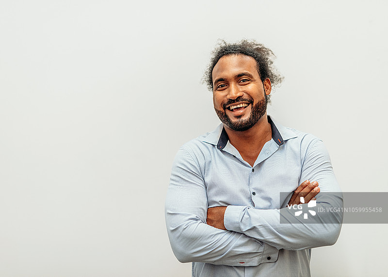 在工作室里有卷发的英俊混血男子肖像图片素材