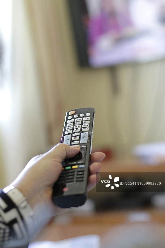 手持遥控器换台图片素材