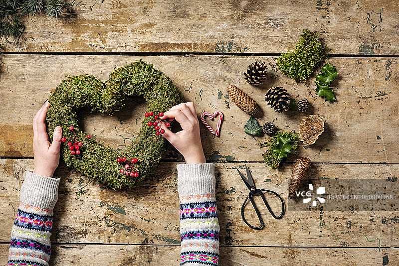 圣诞花环制作的俯视图图片素材