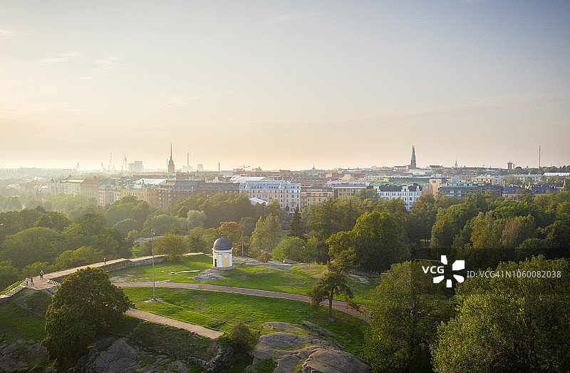 赫尔辛基凯撒公园和天文台山夏季晴朗日航拍景色图片素材