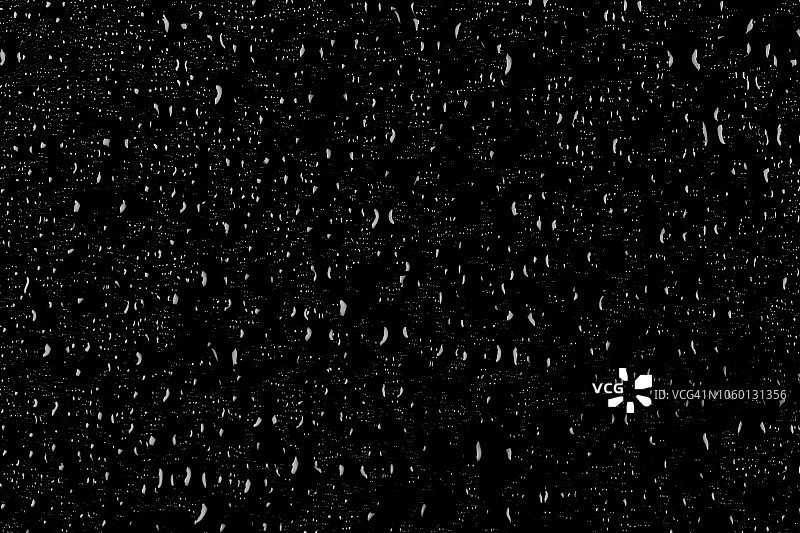 深色玻璃纹理背景上的水滴图片素材