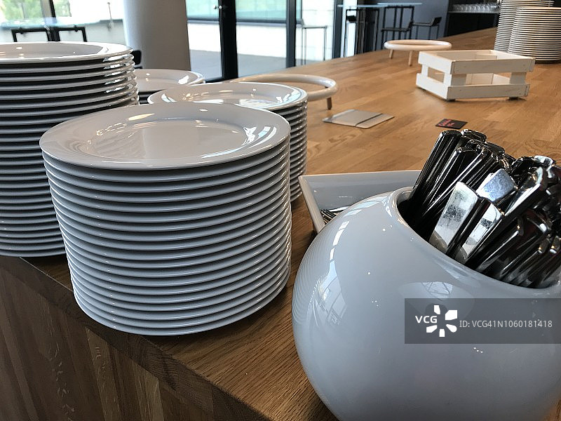 办公室桌上的茶托、盘子、碟子和厨房用具图片素材