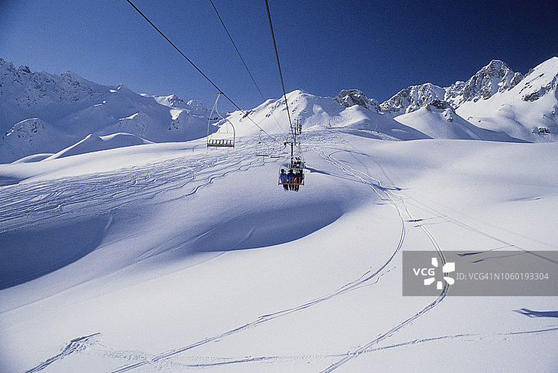 法国蒂涅的跨山滑雪缆车图片素材