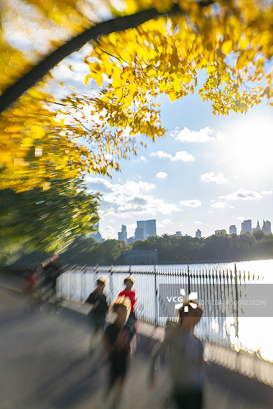 2018年10月24日，人们在纽约中央公园水库跑道上跑步图片素材