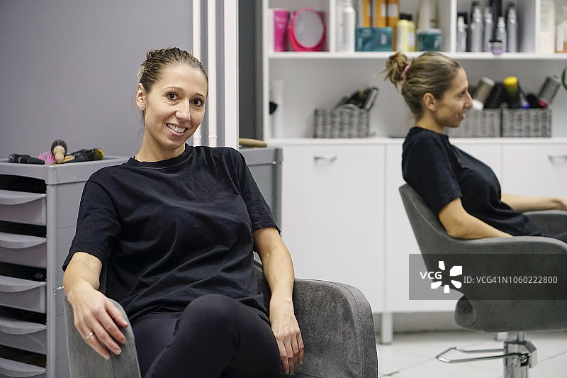 理发店里的女发型师图片素材