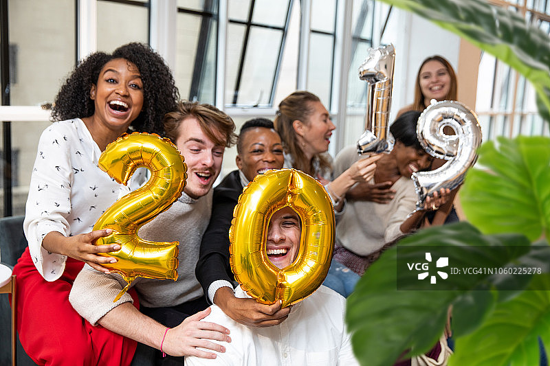 新年将至！同事们在纽约办公室庆祝新年图片素材