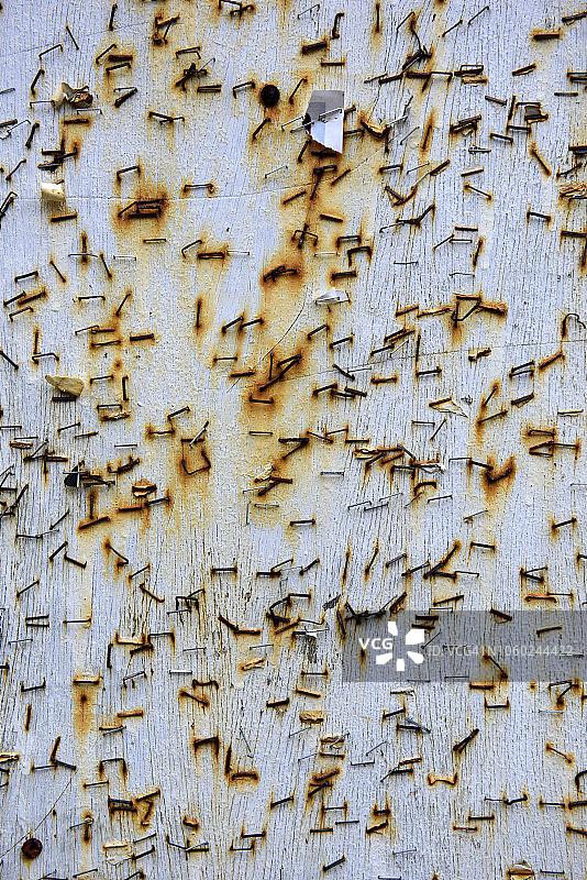 在法罗群岛托尔斯港木板上的一大堆订书钉图片素材