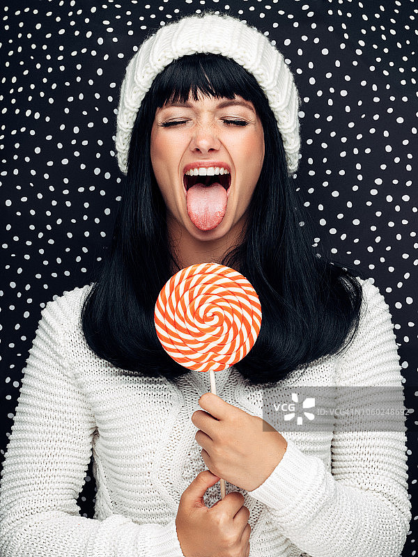 拿着大棒棒糖的美丽女人图片素材