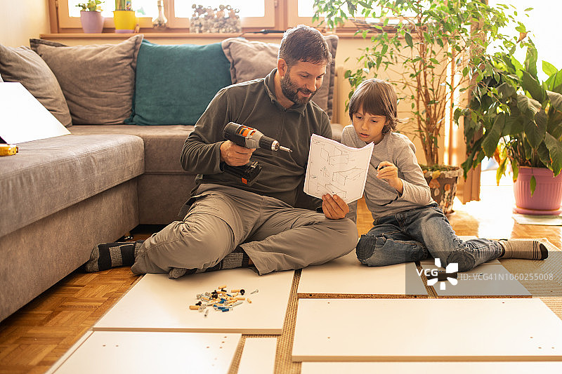 父子在家组装书架图片素材