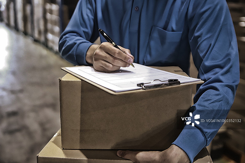 仓库工人检查物流库存图片素材