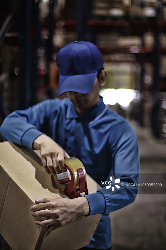 仓库工人检查传送带上的箱子图片素材