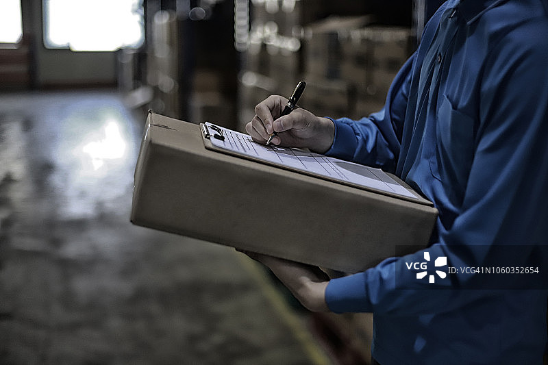 仓库工人检查物流库存图片素材