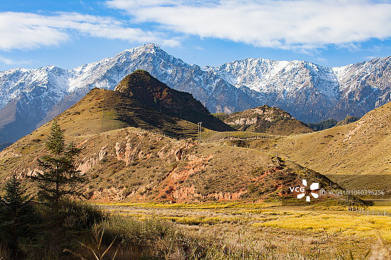 中国甘肃省张掖市马蹄寺石窟祁连山景色图片素材