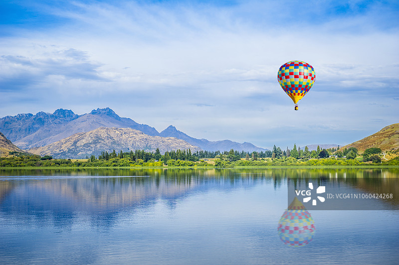 湖面上的气球图片素材
