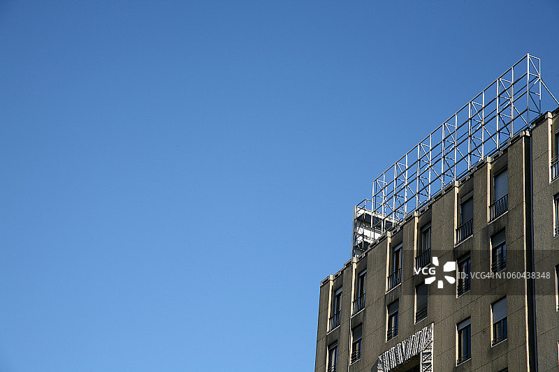 意大利米兰装饰艺术风格建筑顶部的广告牌脚手架图片素材