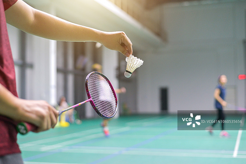 男人打羽毛球，锻炼图片素材