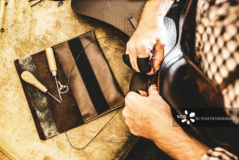 马鞍匠人制作定制马鞍的真实生活场景图片素材